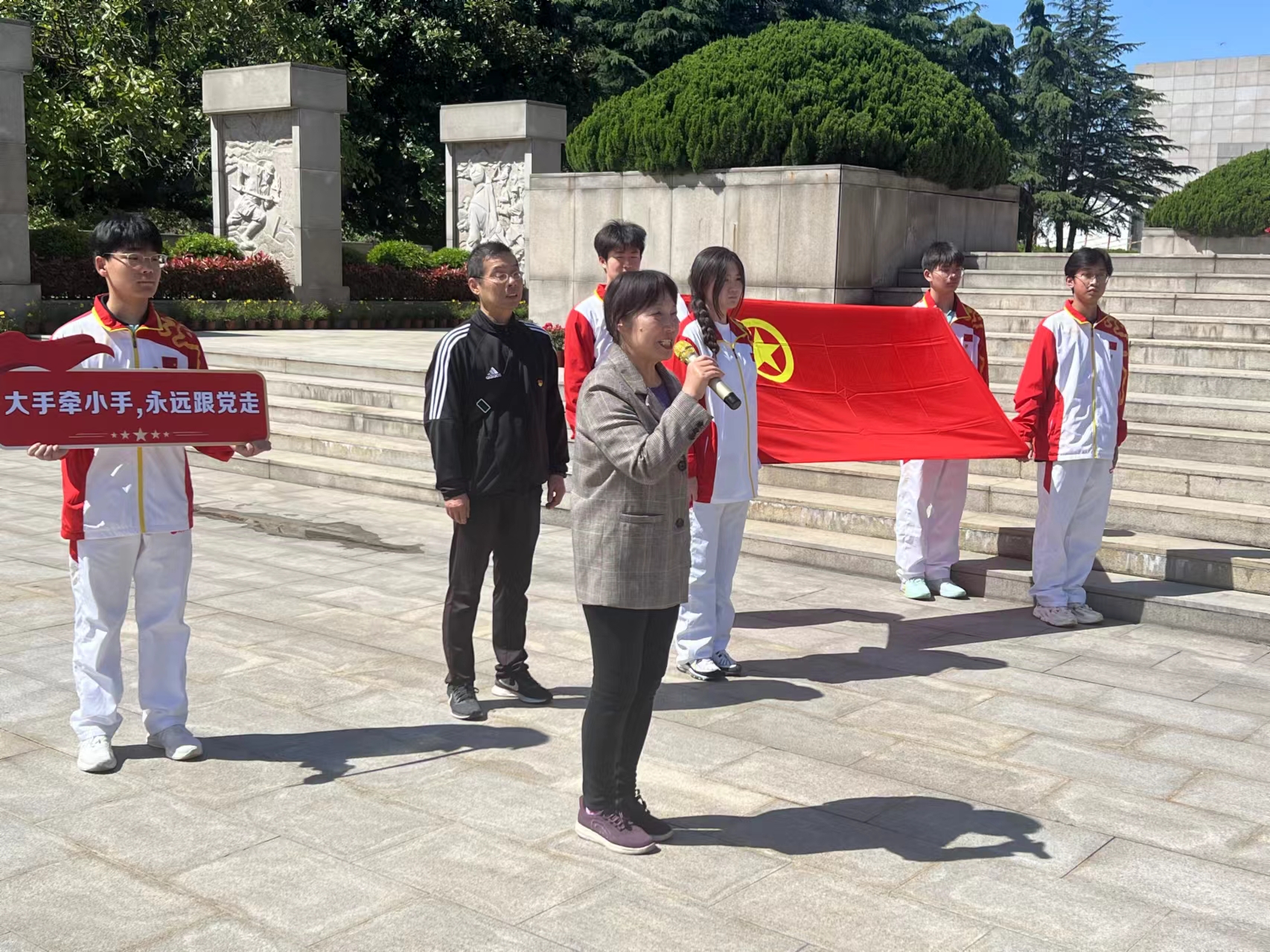 阮彩珍老师讲话.jpg