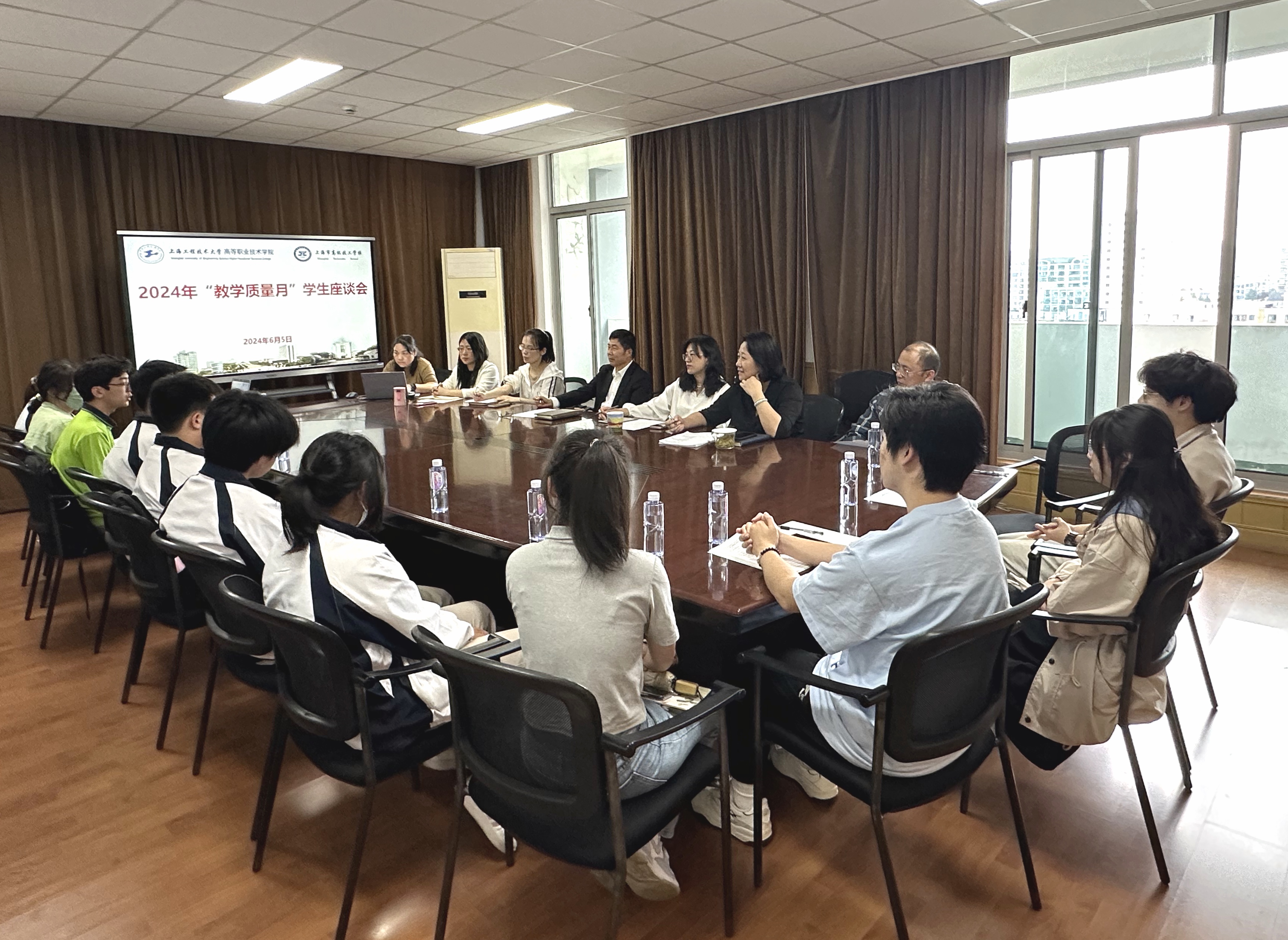 学生座谈会.jpg