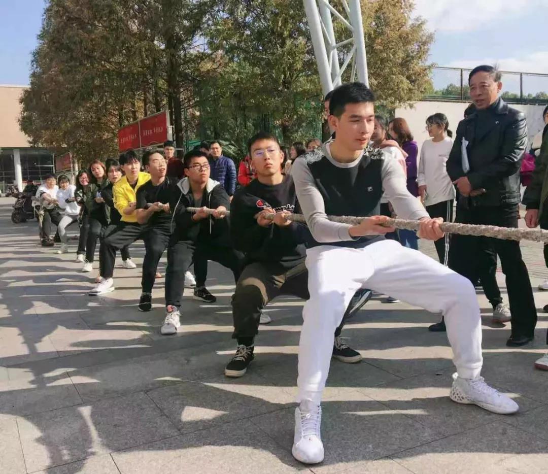 校运会高职学院集体项目拔河.jpg