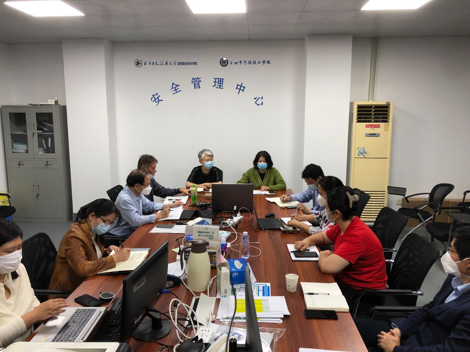 4门妍萍朱晓青开会.jpg